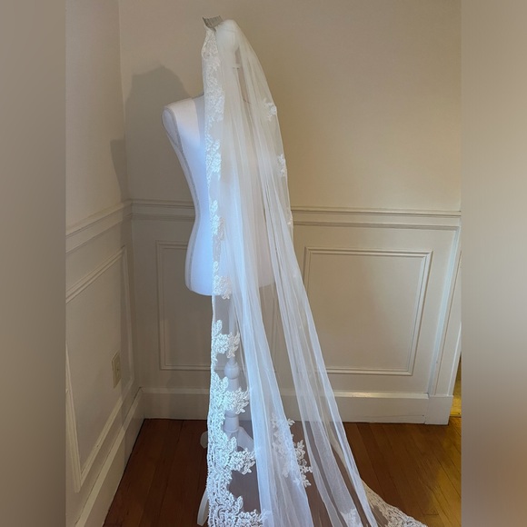 Stunning ivory lace cathedral bridal veil - Picture 6 of 9